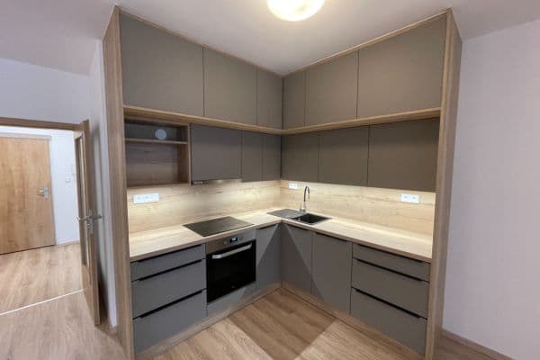 Prenájom bytu 2-izbový 65 m², U Sportovní školy, Pardubice Prenájom bytu 2-izbový 65 m², U Sportovní školy, Pardubice