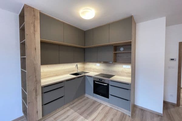 Prenájom bytu 2-izbový 59 m², U Sportovní školy, Pardubice Prenájom bytu 2-izbový 59 m², U Sportovní školy, Pardubice