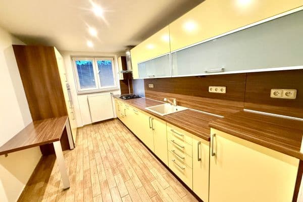 Prenájom bytu 2-izbový 54 m², Sezemická, Pardubice Prenájom bytu 2-izbový 54 m², Sezemická, Pardubice