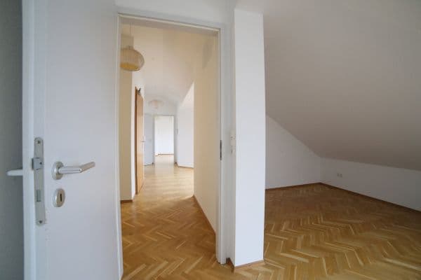 Prenájom bytu 2-izbový 80 m², Frankfurt, Hesensko Prenájom bytu 2-izbový 80 m², Frankfurt, Hesensko