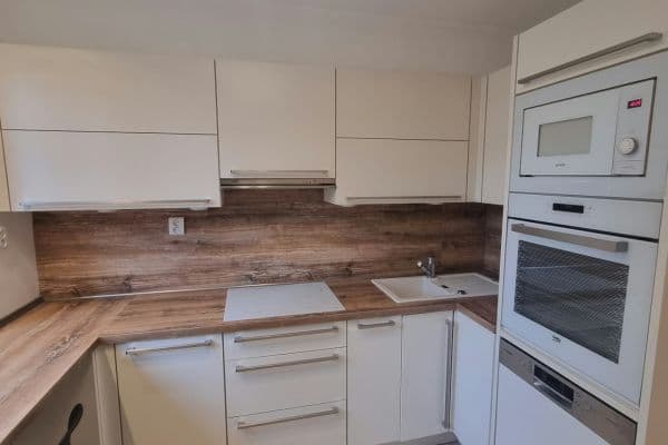 Prenájom bytu 1-izbový 34 m², Višňová, Praha Prenájom bytu 1-izbový 34 m², Višňová, Praha