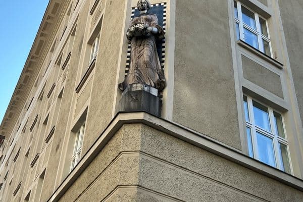 Prenájom bytu 3-izbový 100 m², U Starého hřbitova, Praha Prenájom bytu 3-izbový 100 m², U Starého hřbitova, Praha