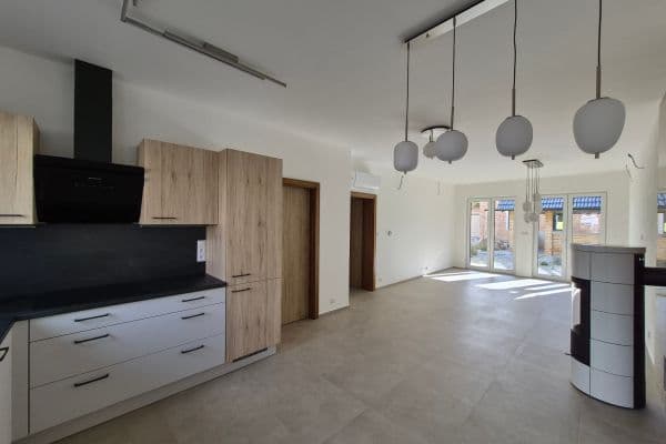 Prenájom bytu 4-izbový 100 m², Revoluční, Přeštice Prenájom bytu 4-izbový 100 m², Revoluční, Přeštice