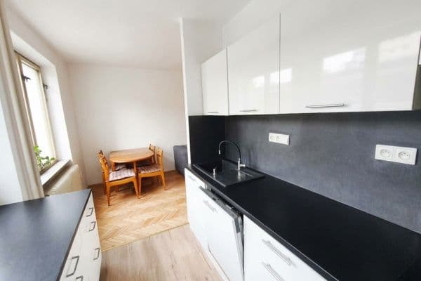 Predaj bytu 4-izbový 77 m², Hrusická, Praha Predaj bytu 4-izbový 77 m², Hrusická, Praha