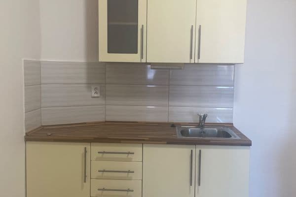 Prenájom bytu 2-izbový 50 m², 28. pluku, Praha Prenájom bytu 2-izbový 50 m², 28. pluku, Praha