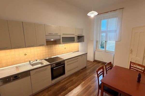 Prenájom bytu 2-izbový 70 m², Haškova, Praha Prenájom bytu 2-izbový 70 m², Haškova, Praha