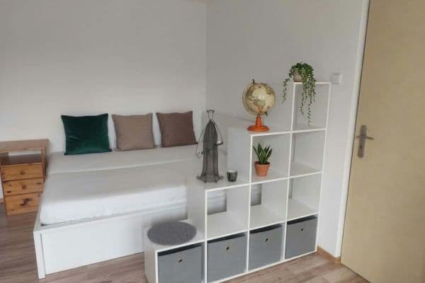 Prenájom bytu 1-izbový 34 m², Kozmonautov, Svätý Jur Prenájom bytu 1-izbový 34 m², Kozmonautov, Svätý Jur