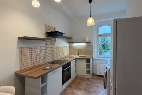 Prenájom bytu 1-izbový 30 m², Halenkovská, Praha Prenájom bytu 1-izbový 30 m², Halenkovská, Praha