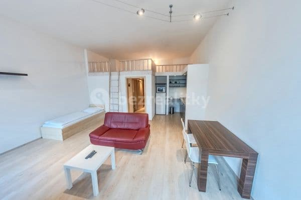 Prenájom bytu 1-izbový 50 m², Špitálská, Hradec Králové Prenájom bytu 1-izbový 50 m², Špitálská, Hradec Králové