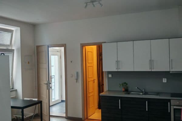 Prenájom bytu 1-izbový 35 m², Roháčova, Praha Prenájom bytu 1-izbový 35 m², Roháčova, Praha