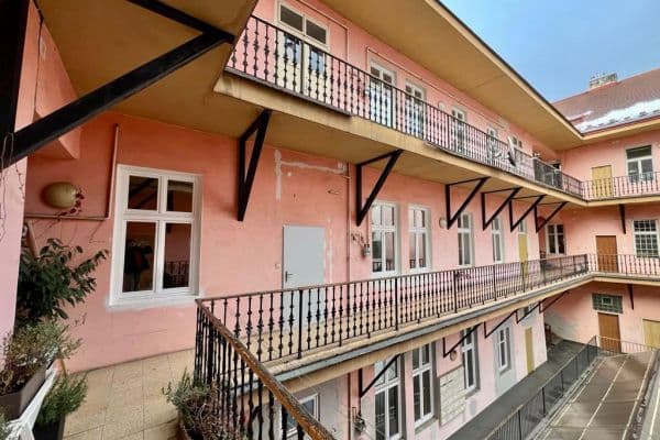 Prenájom bytu 1-izbový 48 m², Štefánikova, Praha Prenájom bytu 1-izbový 48 m², Štefánikova, Praha