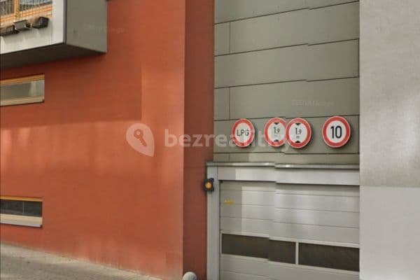 Prenájom garáže 12 m², Jeseniova, Praha Prenájom garáže 12 m², Jeseniova, Praha