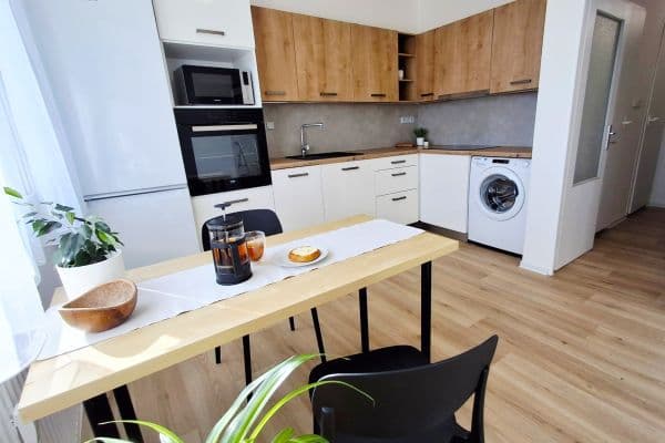 Prenájom bytu 1-izbový 39 m², Strážnická, Plzeň, Plzeňský kraj Prenájom bytu 1-izbový 39 m², Strážnická, Plzeň, Plzeňský kraj