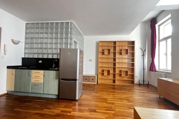 Prenájom bytu 1-izbový 35 m², Bělehradská, Praha Prenájom bytu 1-izbový 35 m², Bělehradská, Praha