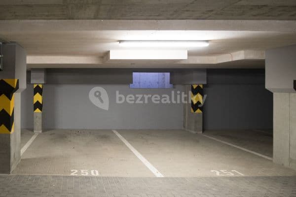 Prenájom garáže 20 m², náměstí Junkových, Hlavní město Praha
