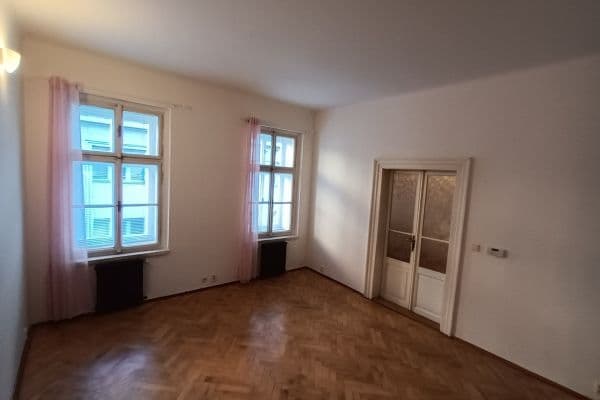 Prenájom bytu 2-izbový 55 m², Roháčova, Praha Prenájom bytu 2-izbový 55 m², Roháčova, Praha