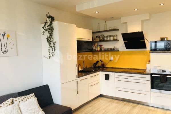 Prenájom bytu 2-izbový 47 m², Hrnčířská, Jesenice Prenájom bytu 2-izbový 47 m², Hrnčířská, Jesenice