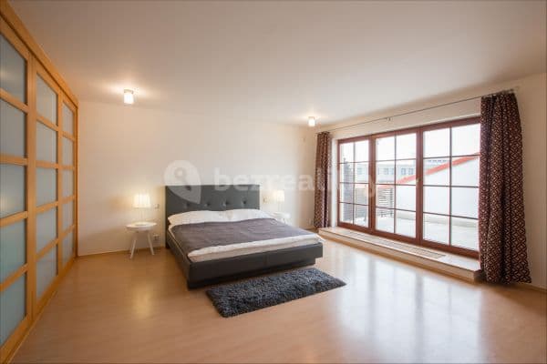 Prenájom bytu 3-izbový 126 m², Vlkova, Praha, Praha