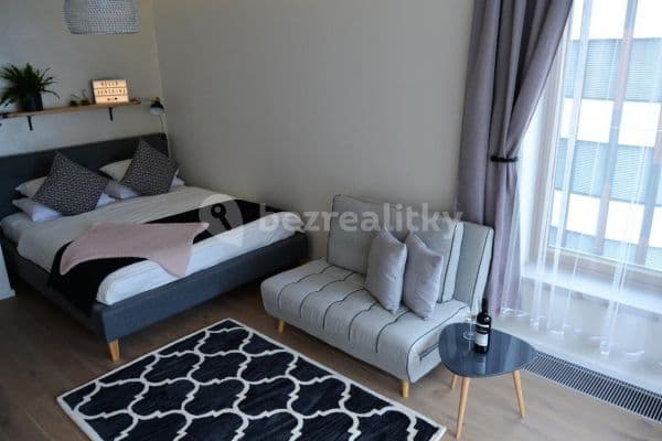 Prenájom bytu 1-izbový 38 m², Pod Děkankou, Praha Prenájom bytu 1-izbový 38 m², Pod Děkankou, Praha