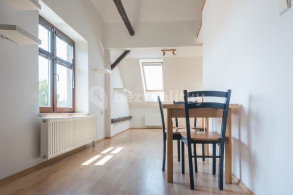 Prenájom bytu 1-izbový 39 m², Pardubická, Přelouč Prenájom bytu 1-izbový 39 m², Pardubická, Přelouč