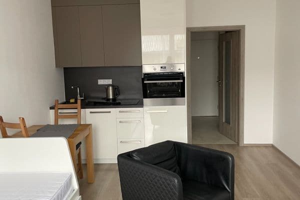 Prenájom bytu 1-izbový 28 m², Petrohradská, Praha Prenájom bytu 1-izbový 28 m², Petrohradská, Praha