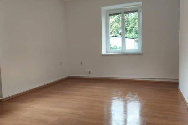 Prenájom bytu 1-izbový 30 m², Víta Nejedlého, Chrudim Prenájom bytu 1-izbový 30 m², Víta Nejedlého, Chrudim