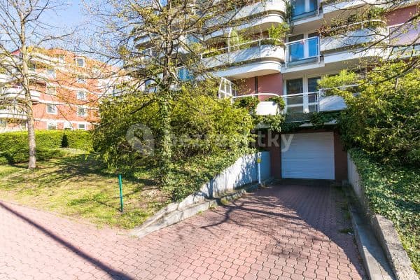 Prenájom garáže 11 m², U Kříže, Praha Prenájom garáže 11 m², U Kříže, Praha