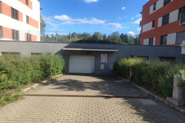 Prenájom garáže 13 m², Loosova, Praha 11 Prenájom garáže 13 m², Loosova, Praha 11