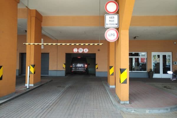 Prenájom garáže 12 m², Poděbradská, Praha 9 Prenájom garáže 12 m², Poděbradská, Praha 9