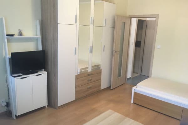Prenájom bytu 1-izbový 36 m², Hurbanova, Praha Prenájom bytu 1-izbový 36 m², Hurbanova, Praha