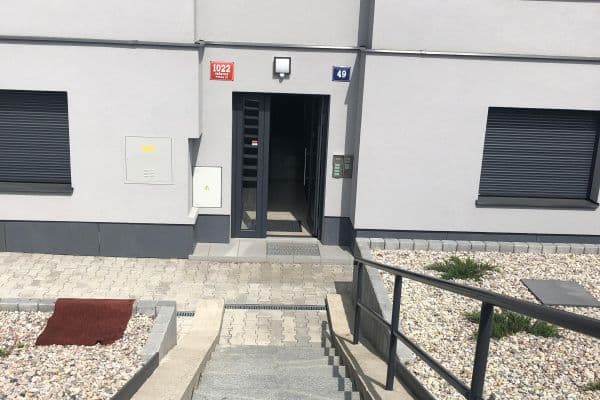 Prenájom bytu 1-izbový 26 m², Omská, Praha Prenájom bytu 1-izbový 26 m², Omská, Praha