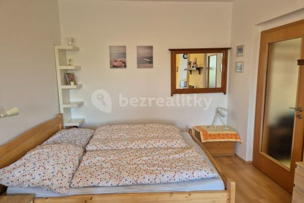 Prenájom bytu 1-izbový 37 m², Nademlejnská, Praha Prenájom bytu 1-izbový 37 m², Nademlejnská, Praha