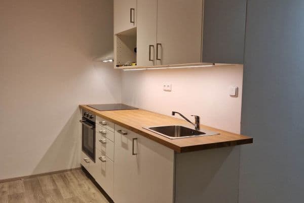 Prenájom bytu 2-izbový 43 m², Roháčova, Praha Prenájom bytu 2-izbový 43 m², Roháčova, Praha
