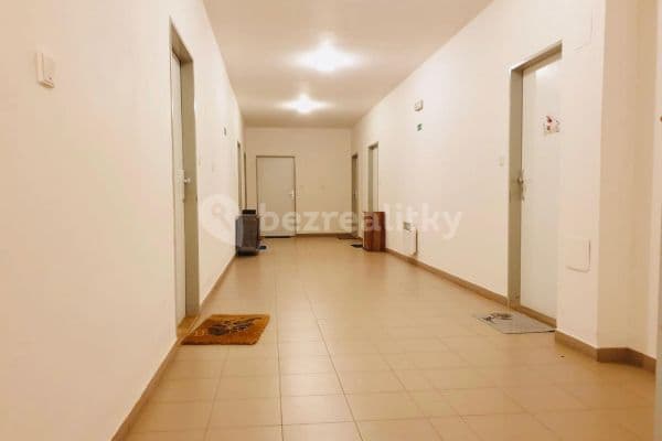 Prenájom bytu 1-izbový 40 m², Lipová, Holubice, Středočeský kraj