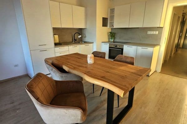 Prenájom bytu 2-izbový 76 m², Škrábkových, Praha Prenájom bytu 2-izbový 76 m², Škrábkových, Praha