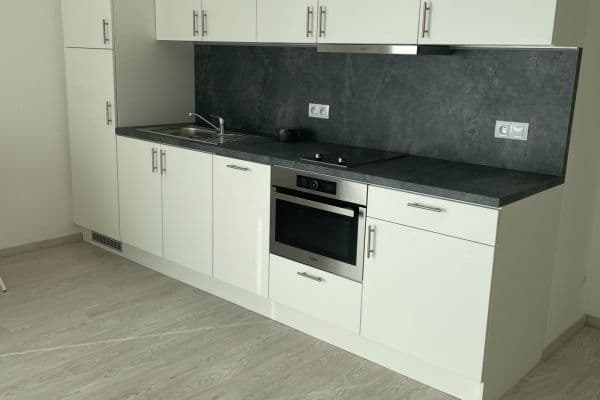 Prenájom bytu 1-izbový 30 m², Křižíkova, Praha Prenájom bytu 1-izbový 30 m², Křižíkova, Praha