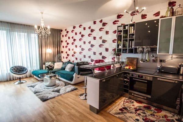 Prenájom bytu 2-izbový 69 m², Korunní, Praha Prenájom bytu 2-izbový 69 m², Korunní, Praha