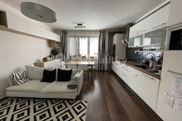 Prenájom bytu 3-izbový 74 m², Jeremenkova, Praha Prenájom bytu 3-izbový 74 m², Jeremenkova, Praha
