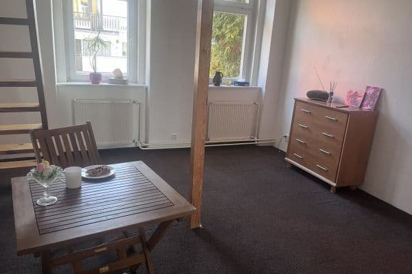 Prenájom bytu 1-izbový 38 m², Komenského, Karlovy Vary Prenájom bytu 1-izbový 38 m², Komenského, Karlovy Vary