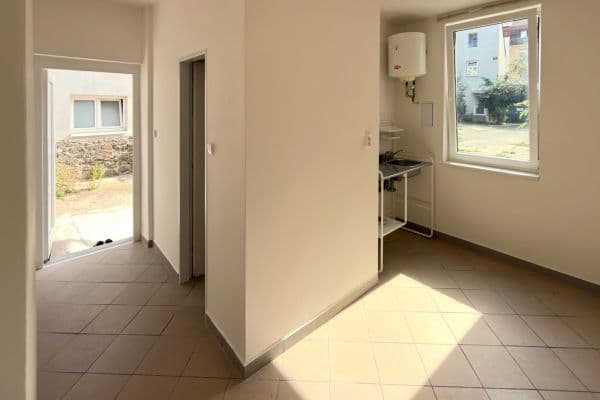 Prenájom bytu 1-izbový 18 m², Zbynická, Praha Prenájom bytu 1-izbový 18 m², Zbynická, Praha