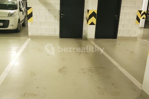 Prenájom garáže 13 m², Nad Úžlabinou, Praha Prenájom garáže 13 m², Nad Úžlabinou, Praha