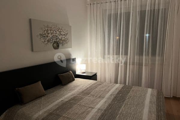 Prenájom bytu 2-izbový 52 m², Ružinov, Bratislavský kraj