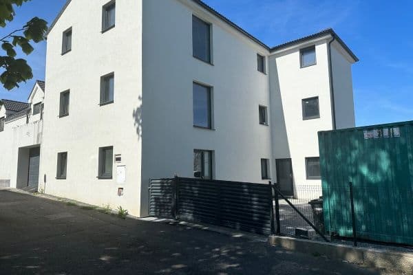 Prenájom bytu 2-izbový 72 m², Masarykovo nám., Říčany Prenájom bytu 2-izbový 72 m², Masarykovo nám., Říčany