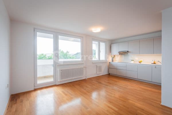Prenájom bytu 4-izbový 103 m², Na Vrstvách, Hlavní město Praha