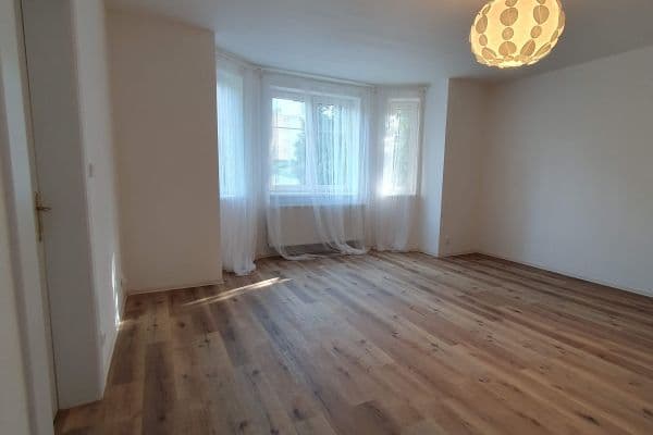Prenájom bytu 4-izbový 93 m², Vochovská, Plzeň Prenájom bytu 4-izbový 93 m², Vochovská, Plzeň