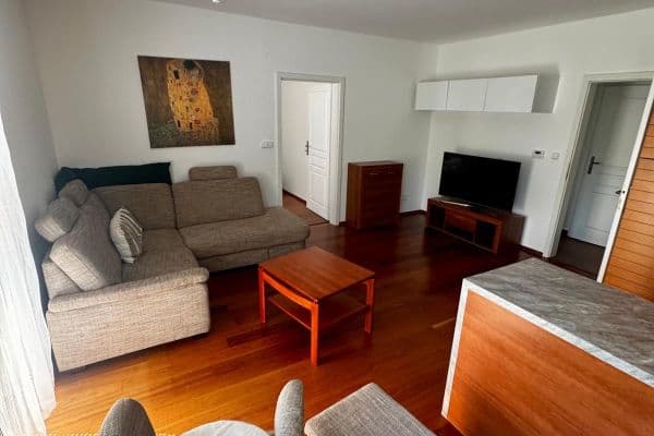 Prenájom bytu 3-izbový 65 m², Trojmezní, Šestajovice Prenájom bytu 3-izbový 65 m², Trojmezní, Šestajovice