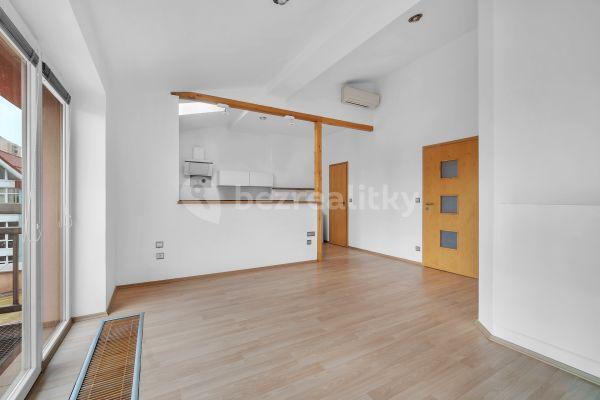 Prenájom bytu 3-izbový 105 m², Hronovická, Pardubice
