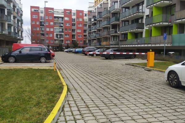 Prenájom garáže 18 m², Makedonská, Praha Prenájom garáže 18 m², Makedonská, Praha