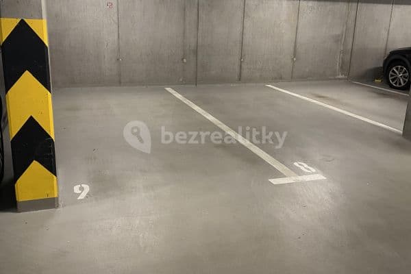 Prenájom garáže 15 m², Jeseniova, Praha Prenájom garáže 15 m², Jeseniova, Praha