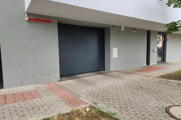 Prenájom garáže 8 m², Cukrova, Praha Prenájom garáže 8 m², Cukrova, Praha